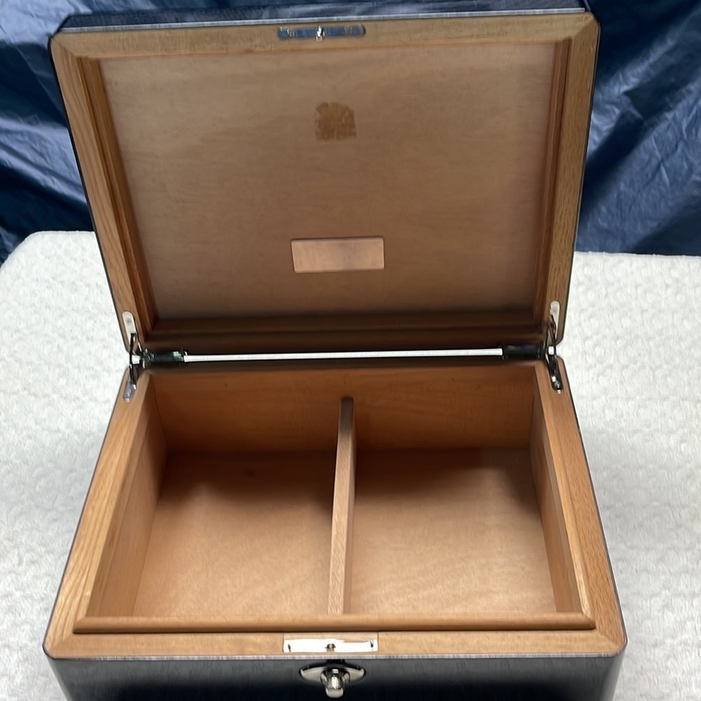 Underwood Cedar Lined Lacquer (originally a Cigar box) Case/Box - Picture 7 of 8